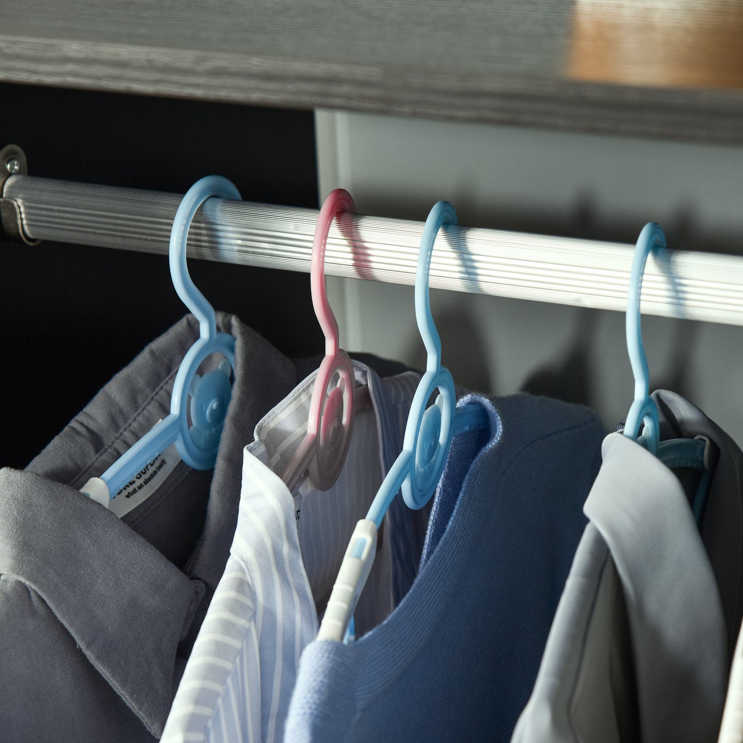 Open Wardrobe on Wheels, Bedroom Wardrobe with Clothes Hanging Rail, 2 Storage Shelves, Mobile Garment Rack for Cloakroom