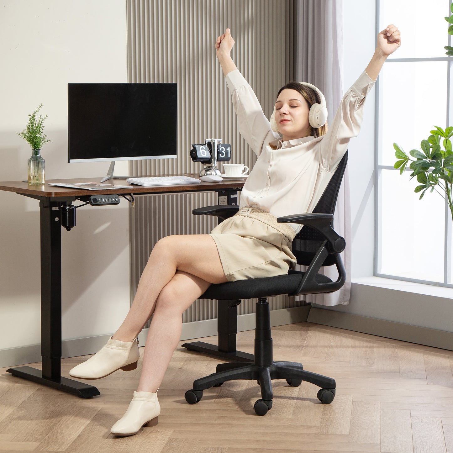 Breathable Mesh Office Chair, Ergonomic Swivel Computer Chair with Flip-up Armrests, Lumbar Back Support for Home/Office