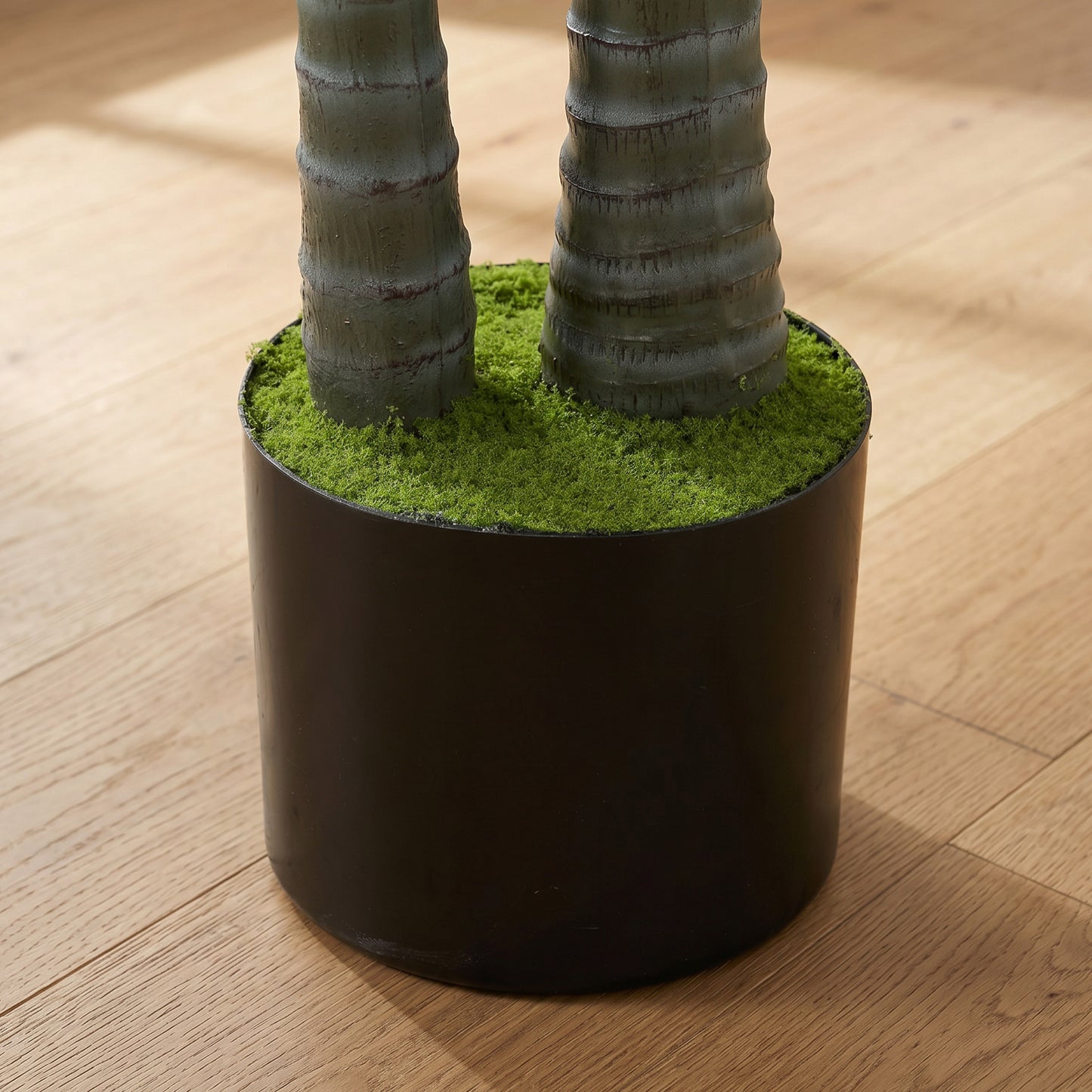 Artificial Palm Tree with 16 PEVA Leaves, 150cm Decorative Artificial Plant with Pot and Moss Effect, Green