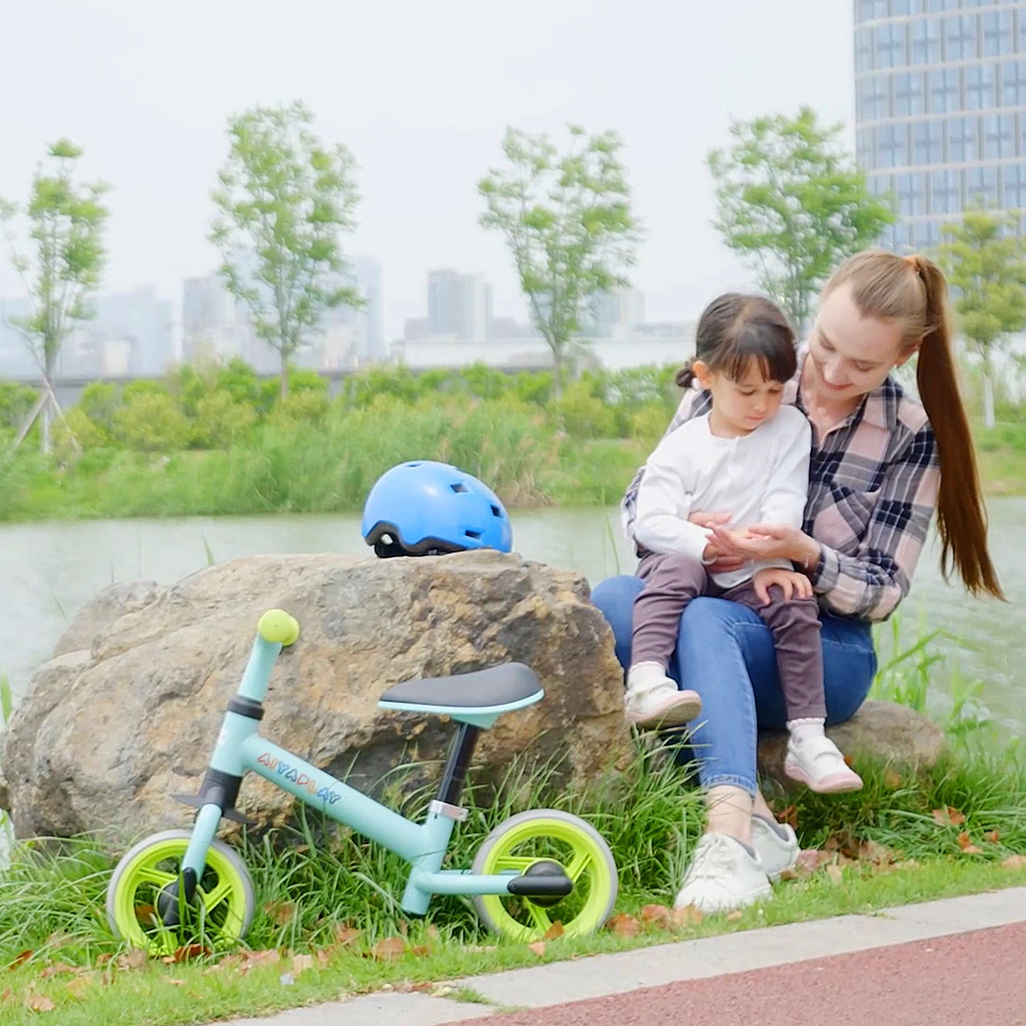 8" Balance Bike, Lightweight Training Bike for Children, with Adjustable Seat, EVA Wheels, Easy installation - Green