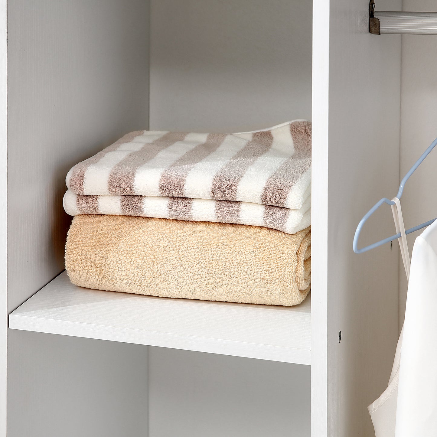 Open Wardrobe on Wheels, Bedroom Wardrobe with Clothes Hanging Rail, 3 Storage Shelves, Mobile Garment Rack for Cloakroom