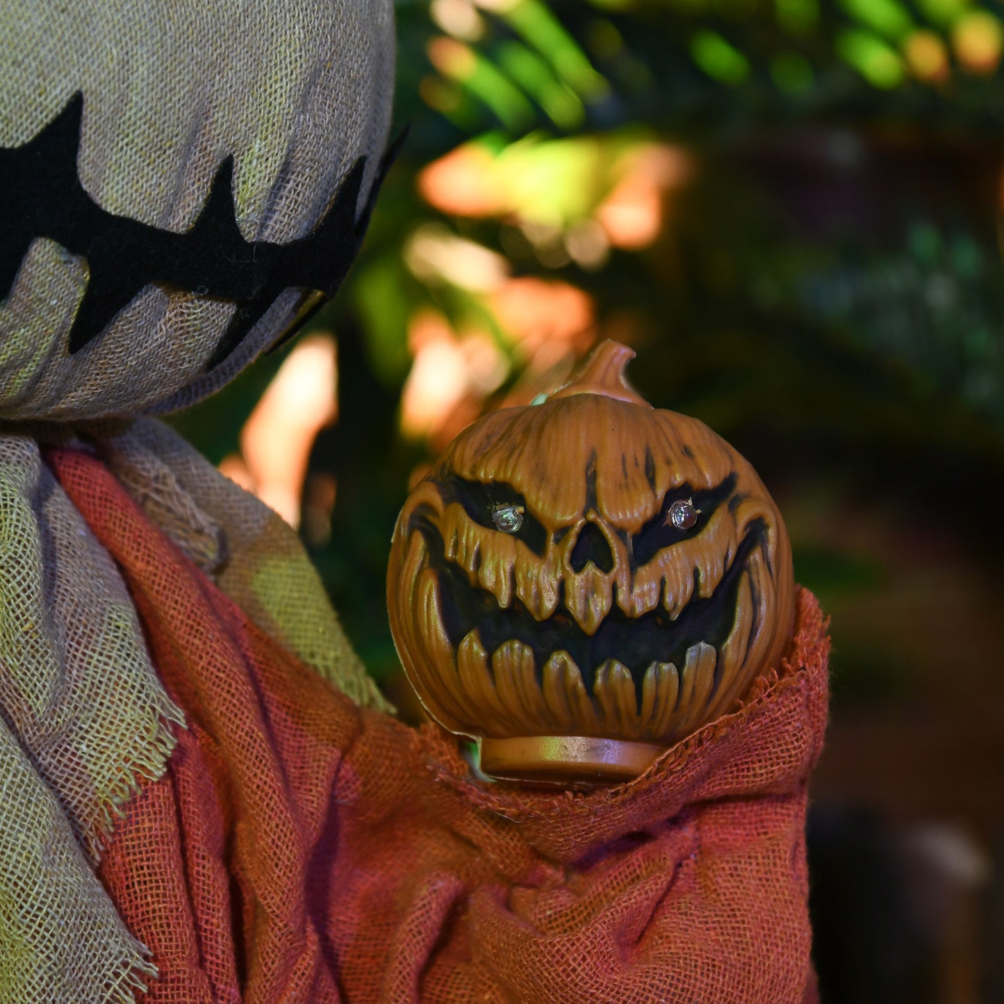 77cm Halloween Scarecrow Decoration, Outdoor Activated Prop with Light Up Eyes, Sound Activated