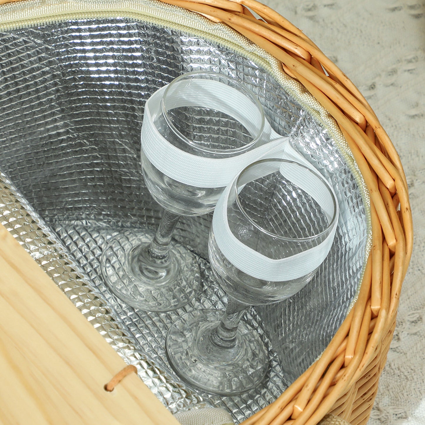 Wicker Picnic Basket for 2 with Pine Wood Lid, Picnic Hamper with Cooler Compartment, Cutlery Service Kits